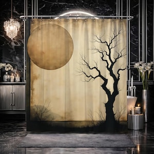 Puede incluir: Cortina de ducha con un diseño vintage. Presenta una gran forma circular y un árbol silueteado sobre un fondo beige. El árbol es negro y la estética general recuerda un tema gótico o de Halloween.