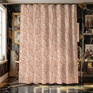 Könnte beinhalten: Beige und roter Duschvorhang mit einem sich wiederholenden Muster aus stilisierten Ästen und Blättern. Der Vorhang hängt in einem Badezimmer mit einer schwarz-goldenen Marmorwand und einem schwarz gefliesten Boden. Der Vorhang ist an einer goldenen Stange aufgehängt.