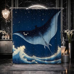 Op de afbeelding: Marineblau douchegordijn met een gestileerde illustratie van een manta rog die zwemt in een sterrenhemel boven oceaangolven. De manta rog is blauw en wit, met een donkerblauwe body en witte accenten. De golven zijn wit en goud.