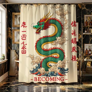 Puede incluir: Cortina de ducha crema con un dragón verde con detalles rojos y amarillos. El dragón está rodeado de nubes y olas, con caracteres chinos rojos y la palabra "BECOMING" en la parte inferior.