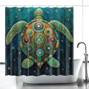 Puede incluir: Cortina de ducha decorativa con un diseño detallado de tortuga marina. La tortuga presenta un patrón tipo mosaico en tonos de verde azulado, dorado, naranja y azul. El fondo es de un verde azulado oscuro con pequeños círculos dorados, creando un tema acuático vibrante.