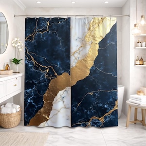 Puede incluir: Cortina de ducha de dos paneles con diseño de mármol en azul marino, blanco y dorado. Las vetas y secciones doradas crean un patrón abstracto y lujoso. La cortina se muestra en un baño moderno.