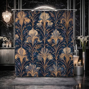 Op de afbeelding: Een marineblauwe douchegordijn met een herhalend bloemmotief in goud en blauw. Het ontwerp toont gestileerde irissen met ingewikkelde details en een vintage esthetiek. Het gordijn hangt in een badkamer.
