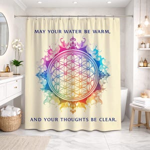 Puede incluir: Cortina de ducha color crema con un diseño circular colorido. El diseño presenta un patrón geométrico y el texto "MAY YOUR WATER BE WARM, AND YOUR THOUGHTS BE CLEAR." El diseño incorpora tonos de azul, morado, rosa, amarillo y naranja.