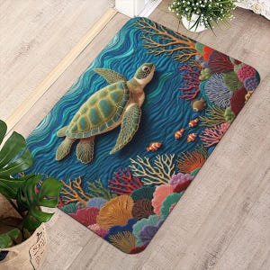 Könnte beinhalten: Eine rechteckige Fußmatte mit einer detaillierten Illustration einer Meeresschildkröte, die in blauem Wasser mit Korallen und Fischen schwimmt. Die Schildkröte hat einen grünen und braunen Panzer. Die Korallen sind rot, orange und lila.