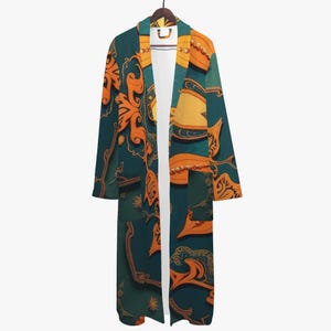 Può includere: Lungo accappatoio aperto sul davanti con un motivo vibrante. L'accappatoio presenta uno sfondo verde scuro con disegni floreali e geometrici arancioni e dorati. È appeso a una gruccia di legno su sfondo bianco.