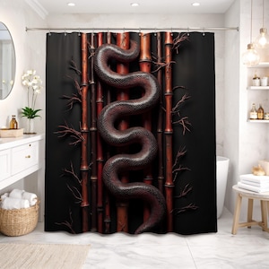 Op de afbeelding: Een zwarte douchegordijn met een gedetailleerde illustratie van een slang die zich om bamboestengels wikkelt. De slang is donkerrood van kleur met een textuurpatroon. De bamboe is roodbruin van kleur.