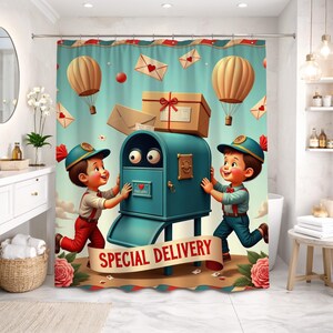 Puede incluir: Una cortina de ducha caprichosa con una escena de dibujos animados que presenta un buzón turquesa, dos niños, globos aerostáticos y sobres flotantes. Las palabras "SPECIAL DELIVERY" están en una pancarta. El fondo es un cielo azul claro.