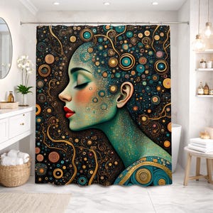 Può includere: Tenda da doccia con il profilo di una donna dalla pelle turchese, labbra rosse e occhi chiusi. Lo sfondo è nero con motivi circolari e vortici dorati, turchesi e arancioni. Stile artistico.