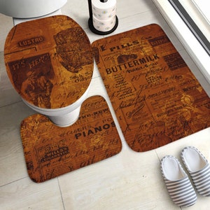 Könnte beinhalten: Ein Set aus drei braunen und beigefarbenen Badezimmerteppichen mit einem Vintage-Zeitungsdruckdesign. Die Teppiche zeigen Text aus alten Anzeigen und Zeitungsartikeln. Der größte Teppich hat den Text "BUTTERMILK" in großen Buchstaben gedruckt. Die Teppiche sind aus einem weichen, saugfähigen Material gefertigt und perfekt, um Ihrem Badezimmer einen Hauch von Vintage-Stil zu verleihen.