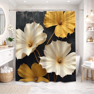 Könnte beinhalten: Duschvorhang mit stilisiertem Blumendesign. Er zeigt große Blumen in Creme- und Goldtönen vor dunklem Hintergrund. Die detaillierten Blütenblätter und die Anordnung schaffen eine ansprechende und künstlerische Ergänzung für jedes Badezimmer.