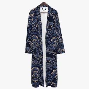 Roupão masculino vitoriano azul-marinho com detalhes em damasco dourado, estilo smoking, para usar em casa ou no banheiro.
