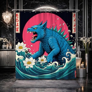 Könnte beinhalten: Duschvorhang mit blauem Monster im japanischen Kunststil. Das Monster hat spitze Zähne und grüne Stacheln. Der Hintergrund zeigt eine rosa Sonne, weiße Blumen und blaue Wellen. Japanischer Text an den Seiten.