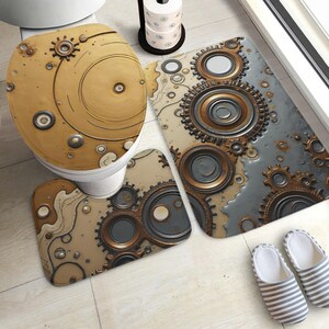 Könnte beinhalten: Ein Badezimmer-Set im Steampunk-Stil mit Toilettensitzbezug, zwei Teppichen und einer Toilettenpapierrolle. Das Set hat ein metallisches, von Zahnrädern inspiriertes Design in Gold-, Bronze- und Grautönen. Die Teppiche und der Sitz haben ein sich wiederholendes Zahnradmuster.
