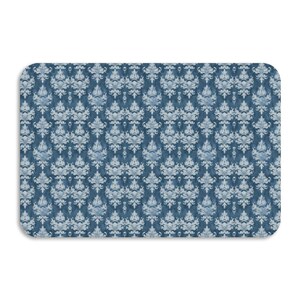 Könnte beinhalten: Eine rechteckige Matte mit abgerundeten Ecken, die ein blau-weißes Damastmuster aufweist. Das Design ist ein sich wiederholendes Blumenmotiv in Blau- und Weißtönen. Die Matte hat ein weiches, strukturiertes Aussehen.