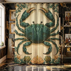 Könnte beinhalten: Duschvorhang mit einer detaillierten Illustration einer grünen Krabbe mit goldenen Akzenten. Die Krabbe ist auf einem cremefarbenen Hintergrund mit vertikalen Streifen zentriert. Florale und botanische Elemente rahmen den Vorhang ein.