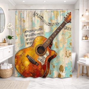 Op de afbeelding: Douchegordijn met een ontwerp van een akoestische gitaar. Het kunstwerk toont een gitaar in warme oranje- en geeltinten, met muzieknoten op een gestructureerde achtergrond. De achtergrond heeft een lichtblauw en goud kleurenschema, wat een muzikaal thema creëert.