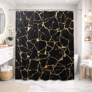 Könnte beinhalten: Ein schwarzer Duschvorhang mit einem goldenen Adernmuster. Der Vorhang hat eine strukturierte Oberfläche mit unregelmäßigen Formen und goldenen Linien. Das Design ähnelt zerbrochenem Stein oder einer Geode. Er hängt in einem modernen Badezimmer.