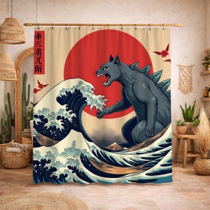 Könnte beinhalten: Duschvorhang mit einer stilisierten Illustration einer grauen katzenartigen Kreatur mit Rückenflossen, die einer großen Meereswelle gegenübersteht. Im Hintergrund befindet sich eine rote Sonne. Der Vorhang hat japanischen Text in einer roten Box.