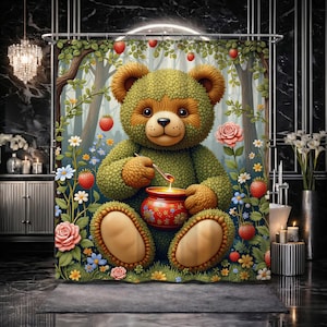 Może przedstawiać: Kapryśna zasłona prysznicowa z dużym misiem trzymającym słoik miodu. Miś otoczony jest kwiatami, truskawkami i leśnym tłem. Paleta kolorów obejmuje zielenie, brązy i czerwienie, tworząc zabawną i zachęcającą atmosferę.