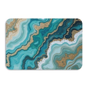 Op de afbeelding: Rechthoekige decoratieve mat met een wervelend abstract ontwerp. Het patroon heeft tinten van teal, turquoise en wit, geaccentueerd met gouden glitterachtige details. De randen zijn afgerond en het algehele effect doet denken aan agaatsteen.