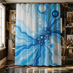 Peut inclure: Rideau de douche abstrait bleu et blanc. Le motif présente des lignes et des cercles fluides dans des tons de bleu, créant un effet aquarelle. Le rideau est accroché dans une salle de bain avec un sol en marbre noir et or.