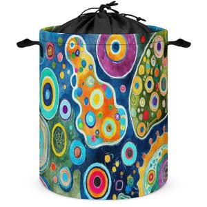 Cesta de lavandería con estampado abstracto de acuarela y círculos funky en azul vibrante y naranja, decoración maximalista bohemia