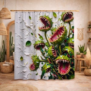 Peut inclure: Rideau de douche blanc avec un fond texturé et une illustration détaillée de plusieurs plantes carnivores vertes à gueules ouvertes, aux intérieurs rouges et aux dents acérées. Des feuilles vertes sont dispersées.
