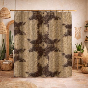 Può includere: Tenda da doccia fantasia beige e marrone. La tenda presenta un motivo a stella ripetuto in tonalità marroni su sfondo beige. La tenda è appesa a un'asta di legno in un ambiente bagno.