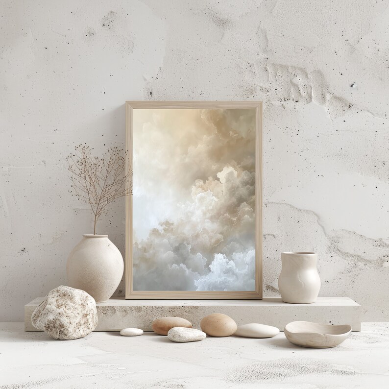 Peut inclure: Une impression encadr&eacute;e d'un ciel nuageux dans des tons beige et bleu, expos&eacute;e sur une &eacute;tag&egrave;re blanche avec des pierres d&eacute;coratives et des vases.
