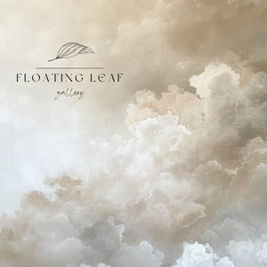 Peut inclure: Une peinture repr&eacute;sentant un ciel nuageux dans des tons de blanc et de beige. La peinture est intitul&eacute;e "FLOATING LEAF gallery".