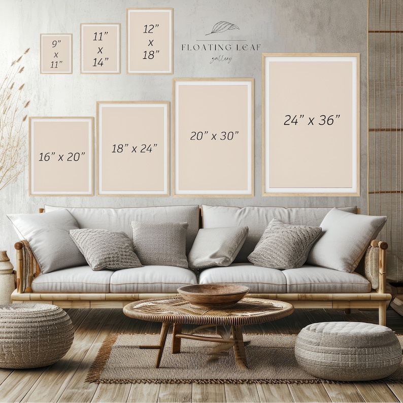 Peut inclure: Un int&eacute;rieur de salon avec un canap&eacute; beige clair et des coussins, une table basse en bois et un tapis. Il y a cinq impressions encadr&eacute;es sur le mur derri&egrave;re le canap&eacute;, avec des dimensions indiqu&eacute;es en pouces. Les impressions sont toutes blanches avec une bordure beige clair.