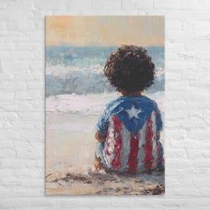 Peut inclure: Impression sur toile d'un enfant assis sur une plage, face à l'océan. L'enfant porte un t-shirt bleu avec le drapeau portoricain dans le dos. L'œuvre est réalisée dans un style pictural doux, avec des bleus, des blancs et des tons sable.