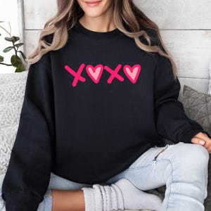 XOXO Valentine&#39;s Day Sweatshirt: Retro Heart Sweater