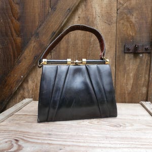 Vintage brown leather handbag with stylish details - very good condition