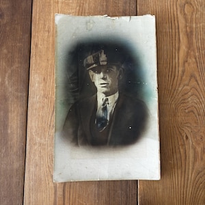 Retrato vintage de un hombre / Foto de la época de Peaky Blinders en cartulina / Principios del siglo XX / Decoración antigua sin marco / Tamaño 24 x 40 cm