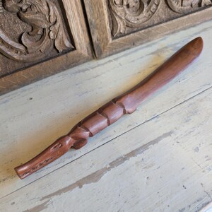 Vintage Hand Carved Wooden Crocodile Shoehorn – 37cm Folk Art Shoe Horn – Unusual Vintage Accessory
