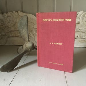 Livre de poèmes vintage sur la Seconde Guerre mondiale – Poems of a Parachute Padre – Relié rouge 1944 – Airborne Chaplain Memoir – The Quota Press