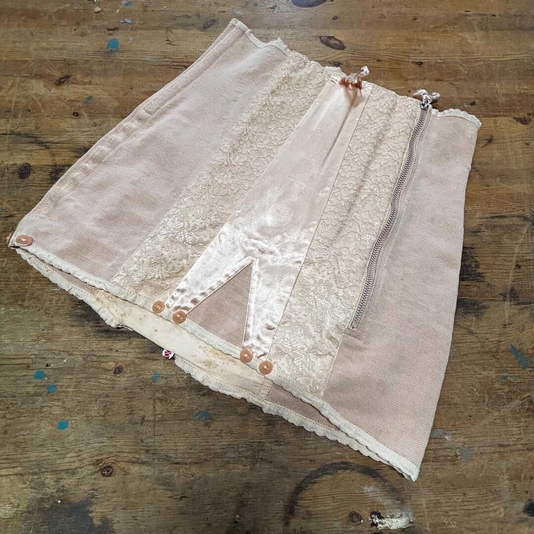 1950年代のフランス製コルセット：ピーチピンクのヴィンテージ