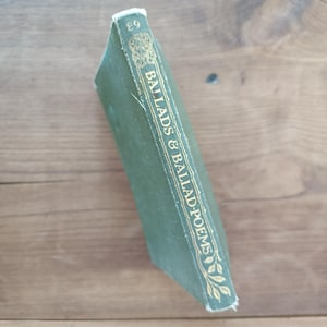Livre de poésie vintage 1929 - Ballades et ballades - Sorcières, fantômes et connaissances marines - Couverture dorée décorative - Idée cadeau poète