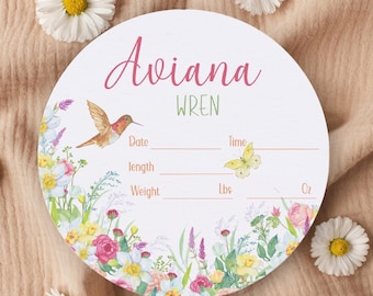 Letrero de madera con forma de colibrí rosa para personalizar el nacimiento de una niña, letrero con nombre floral, anuncio de nacimiento, regalo para baby shower, letrero redondo con nombre de hospital