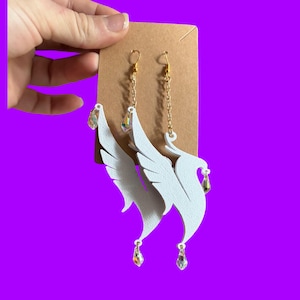Pendientes colgantes con gemas iridiscentes e impresión 3D inspirados en Illenium