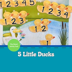 Könnte beinhalten: Ein grüner Kreis mit dem Text "Play Based Activity Pack" auf weißem Hintergrund. Das Bild zeigt eine Zähl-Aktivität mit gelben Enten-Ausschnitten und Zahlen. Der Text "5 Little Ducks" befindet sich auf blauem Hintergrund.