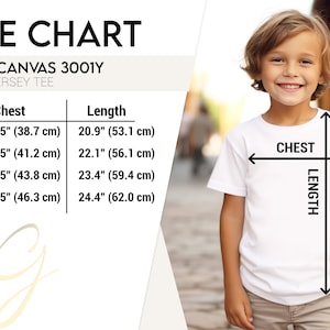 Puede incluir: Una camiseta de jersey blanca para j&oacute;venes con una tabla de tallas. La tabla de tallas muestra las medidas de pecho y largo en cent&iacute;metros. Un joven lleva la camiseta.
