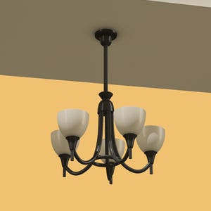 Puede incluir: Un candelabro negro con cinco pantallas de vidrio blanco. La lámpara está suspendida del techo y tiene un diseño clásico. Las pantallas tienen forma de flores de tulipán invertidas. El candelabro es un elemento de iluminación decorativo.
