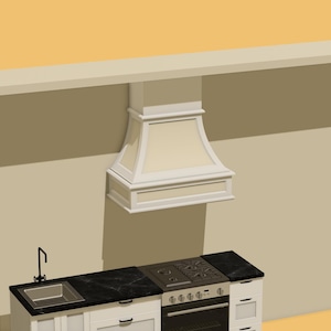 Pode incluir: Uma cena de cozinha com uma exaustor branco com interior creme, acima de uma bancada preta com uma pia e um fogão. Os armários são brancos com ferragens pretas. O fundo é bege claro.