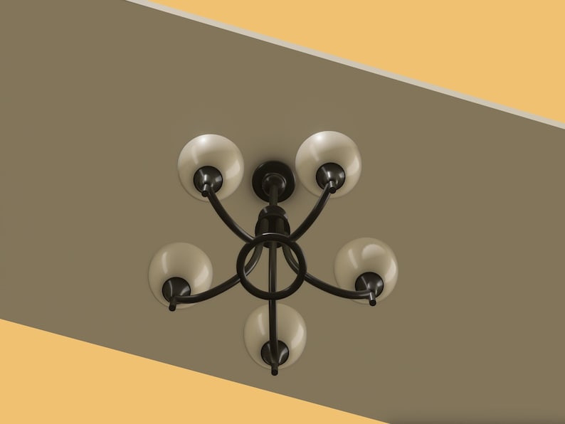 Op de afbeelding: Een zwarte kroonluchter met vijf lampen en cr&egrave;mekleurige bolvormige kappen. De armatuur is gemonteerd op een bruin plafond, met een contrasterend geel-oranje gedeelte in de hoek. De armen van de kroonluchter buigen naar buiten.