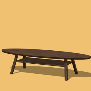 Puede incluir: Una mesa de centro ovalada de color marrón oscuro con un estante inferior. La mesa tiene cuatro patas en ángulo y está hecha de madera. La mesa mide aproximadamente 152 cm de largo y 61 cm de ancho.