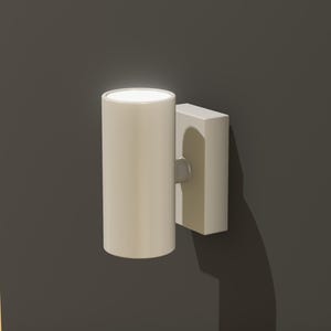 Può includere: Applique da parete cilindrica moderna di colore crema. L'apparecchio è montato su una base rettangolare, con un elemento di collegamento argentato. L'applique è progettata per emettere una luce soffusa e ambientale.