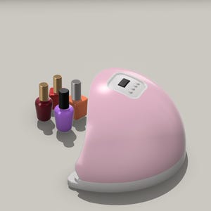 Op de afbeelding: Roze nagellamp met een digitale timer en vier flesjes nagellak in rood, oranje, paars en goud.